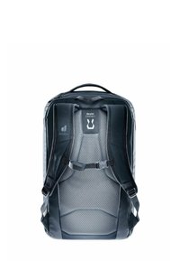 Mochila negra con correas de hombro almohadilladas y de malla, un panel trasero texturizado y un parche con logo. Cuenta con un asa superior y compartimentos con cremallera.