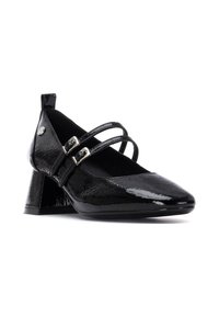 Zapato de tacón alto de charol negro con punta afilada, dos correas ajustables y un tacón grueso para mayor estabilidad. Superficie suave y brillante.