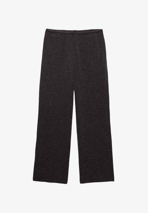 Donkergrijze wijde broek met een zachte, gestructureerde stof en een elastische tailleband, plat gelegd op een witte achtergrond.