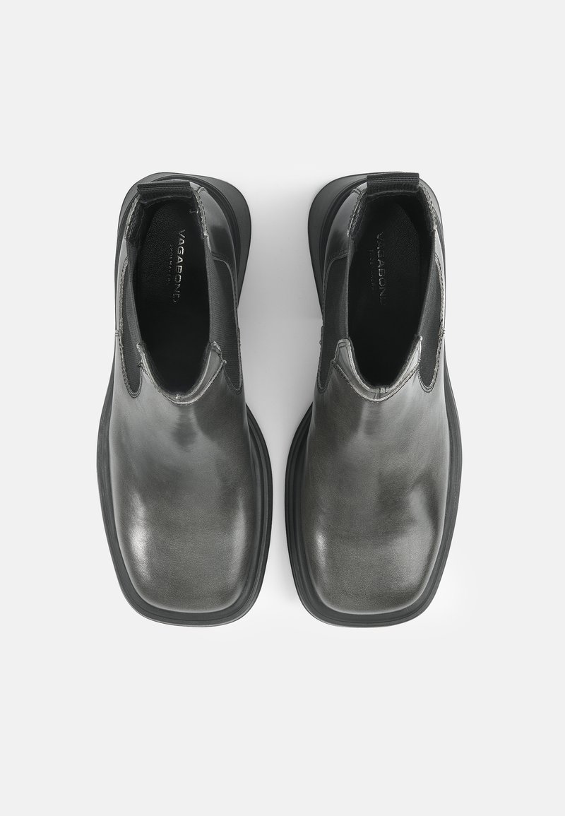 Stivali alla caviglia in pelle nera con finitura liscia, pannelli laterali elastici e suola in gomma resistente. Presentano una punta arrotondata e un branding discreto.