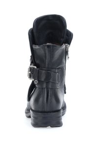 Černá kožená kotníková bota s kulatou špičkou, zipem a dekorativní přezkou. Měkká vnitřní podšívka, mírný podpatek.