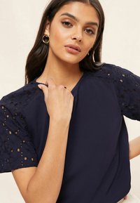 Friends Like These FLUTTER SLEEVE BRODERIE - REGULAR FIT - T-Shirt print - navy blue