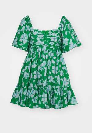 Rochie florală verde cu mâneci bufante, prezentând un corset pliat și un tiv cu volane în straturi. Confecționată dintr-un material ușor, cu un model îndrăzneț de flori albe.