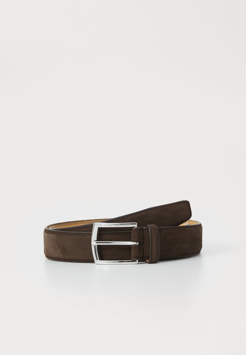 Brun semsket belte med en sølv rektangulær spenne, med en glatt tekstur og minimalistisk design. Ingen synlige mønstre eller aksenter.