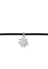 Silver edelweiss-blomma hänge med texturerade kronblad, upphängt på ett svart mockaband. Har en rund pärlcentrum som betonar intrikata detaljer.
