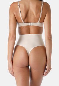 Slip modellante a vita alta in tonalità nude abbinato a un reggiseno coordinato. Tessuto morbido e elastico, spalline regolabili e dettaglio di chiusura con ganci.