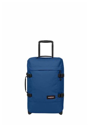 Valise softshell bleu avec poignée télescopique, poignée latérale, sangles de compression, roues et logo Eastpak sur la poche avant.