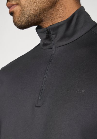 Černý pulovr na zip s vysokým límcem. Vyrobený z hladké, pružné tkaniny. Na hrudi má jemné logo a minimální švy.