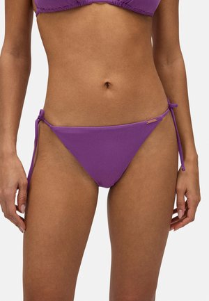 Parte inferior de bikini morado con un acabado texturizado, lazos laterales ajustables y una forma triangular clásica. Acabado con una sutil etiqueta de marca.