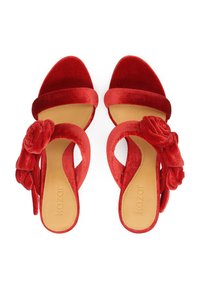 Sandales en velours rouge avec une large sangle, un bout rond et un accent floral sur le côté. Semelle intérieure beige clair avec le nom de la marque en relief.