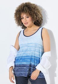 Top in tessuto blu ombré con strisce orizzontali, caratterizzato da uno scollo rotondo e una vestibilità rilassata, abbinato a una camicia bianca. Texture del tessuto liscia.