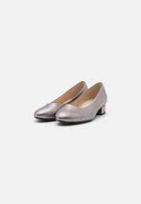 Ballerines gris métallique avec un bout arrondi et un petit talon carré, présentant une texture en cuir lisse et un design minimaliste.