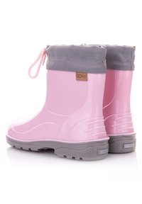 Różowe gumowe kalosze z szarym tekstylnym mankietem, wyposażone w sznurek, teksturowaną szaro-skalistą podeszwę oraz logo GOKIDS z boku.