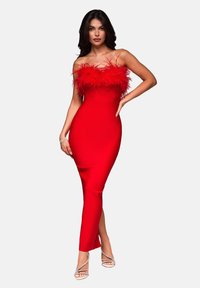 Röd aftonklänning med en figurnära silhuett, med en fjädrad axelbandlös bodice och en hög slit vid låret. Silkeslent, mjukt tyg.