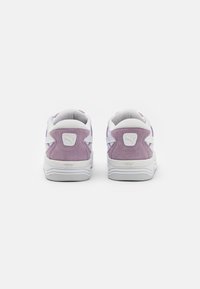 Sneaker in suede viola con dettagli bianchi, dotati di un retro testurizzato, colletto imbottito e suola in gomma. Logo riportato sul tallone.