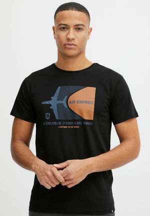 Fekete pamut póló, retro repülőgép grafikai mintával kék és barna árnyalatokban, az "AIR EXPRESS" felirattal és egyéb légitársaságokra utaló részletekkel.