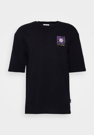 Sort t-shirt med kortærmet med lille lilla, hvid og gul grafisk design og tekst på venstre bryst.