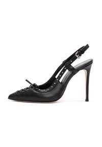 Scarpa con tacco alto in pelle nera, a fascia sul dietro, con punta appuntita, dettagli in pizzo decorativo e borchie in metallo lungo il cinturino alla caviglia.