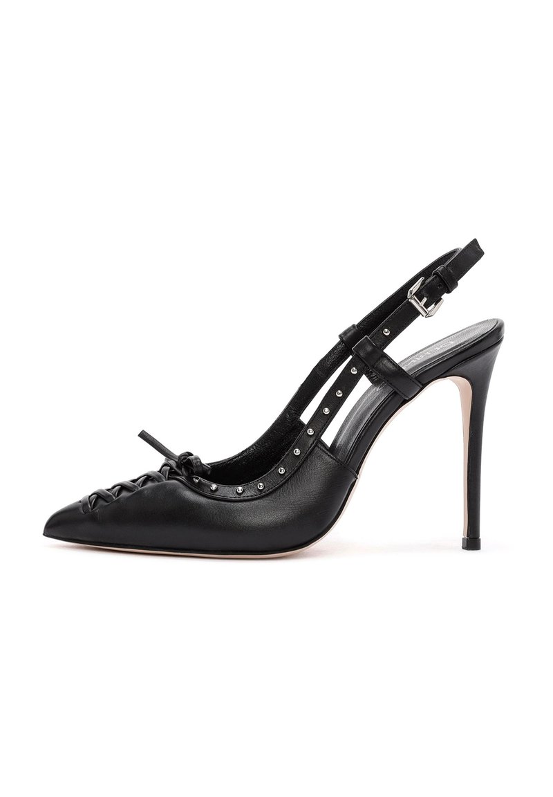 Scarpa con tacco alto in pelle nera, a fascia sul dietro, con punta appuntita, dettagli in pizzo decorativo e borchie in metallo lungo il cinturino alla caviglia.