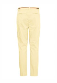 Pantalon habillé beige pour homme avec ceinture marron, coupe slim, vue de dos, avec deux poches passepoilées.
