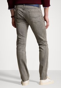 Grå denimjeans med slim fit, som har en subtil textur, stickade detaljer på bakfickorna och en medelhög midja.