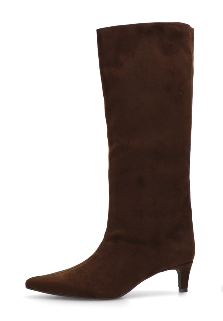 Bota de ante marrón hasta la rodilla con punta afilada y un tacón bajo. Textura suave con un tubo ajustado y sin adornos visibles.