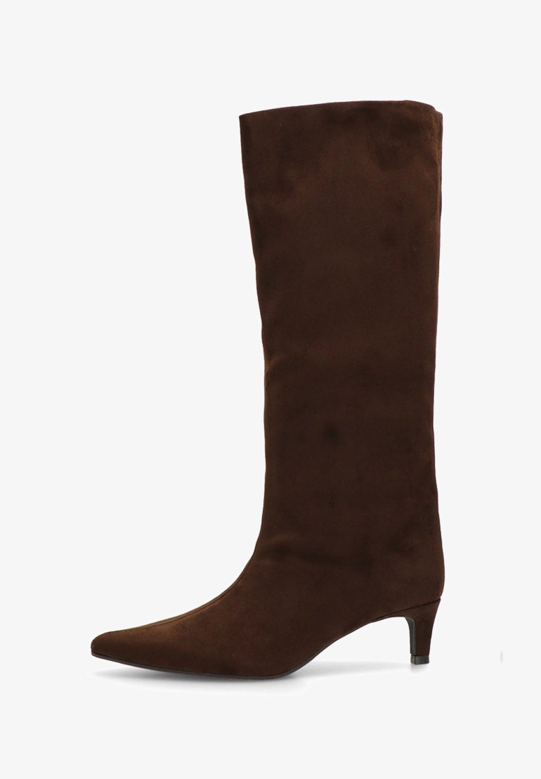 Bota de ante marrón hasta la rodilla con punta afilada y un tacón bajo. Textura suave con un tubo ajustado y sin adornos visibles.