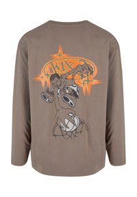 Langermet, brun bomulls T-skjorte med et grafisk motiv av en basketballspiller og ball, med oransje detaljer og en stilisert bakgrunn.