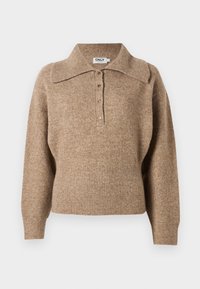 Brun genser med krage, ribbede mansjetter og kant. Har en knappelukking foran og en myk tekstur.