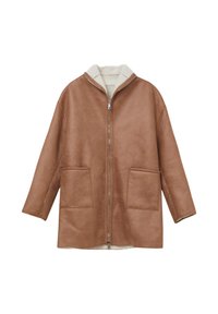Giubbotto in finta pelle marrone con zip frontale, grandi tasche e interno in finta pelliccia shearling crema; presenta un collo alto e maniche dritte.