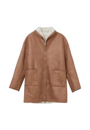Giubbotto in finta pelle marrone con zip frontale, grandi tasche e interno in finta pelliccia shearling crema; presenta un collo alto e maniche dritte.