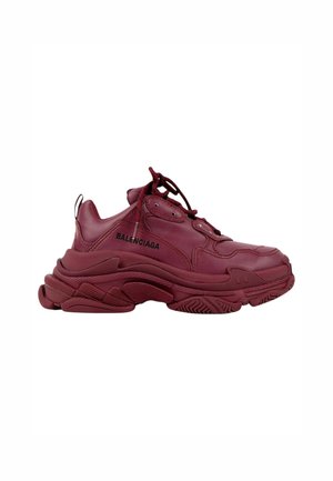 Kraftig mørkerød sneaker med tyk sål, snørelukning foran og "Balenciaga" logo på siden, vist fra ydersiden.