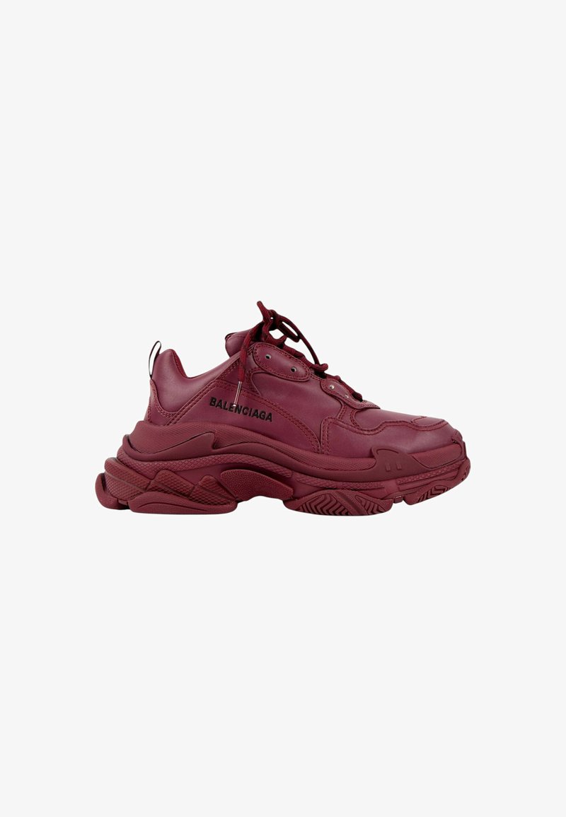 Basket épaisse rouge foncé avec une semelle épaisse, fermeture à lacets à l'avant et logo "Balenciaga" sur le côté, vue du côté extérieur.