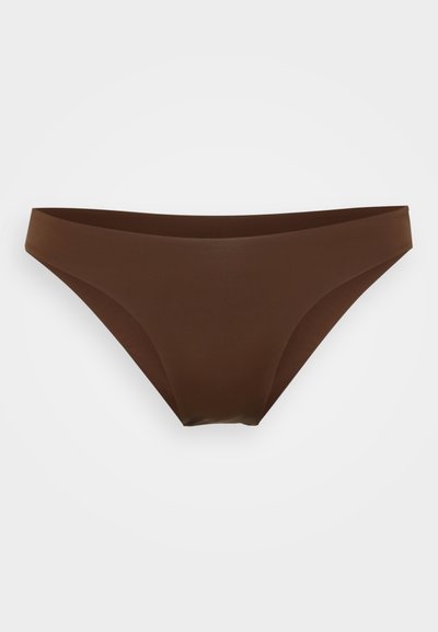 Brauner Bikini-Slip mit glatter Textur und nahtlosem Design. Verfügt über einen tiefen Schnitt und einen flexiblen Bund für Komfort und Passform.