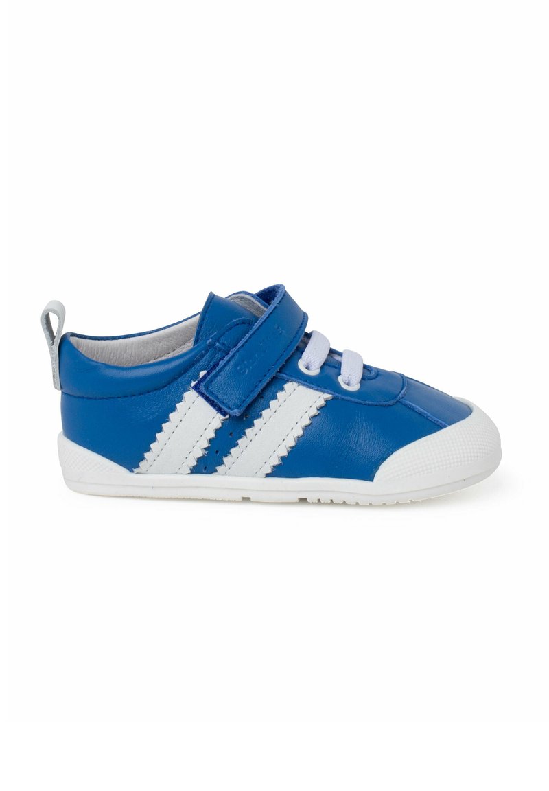 Zapato sintético azul con acentos blancos, que presenta una correa de gancho y lazo y un diseño de cordones. Suela de goma texturizada para tracción.