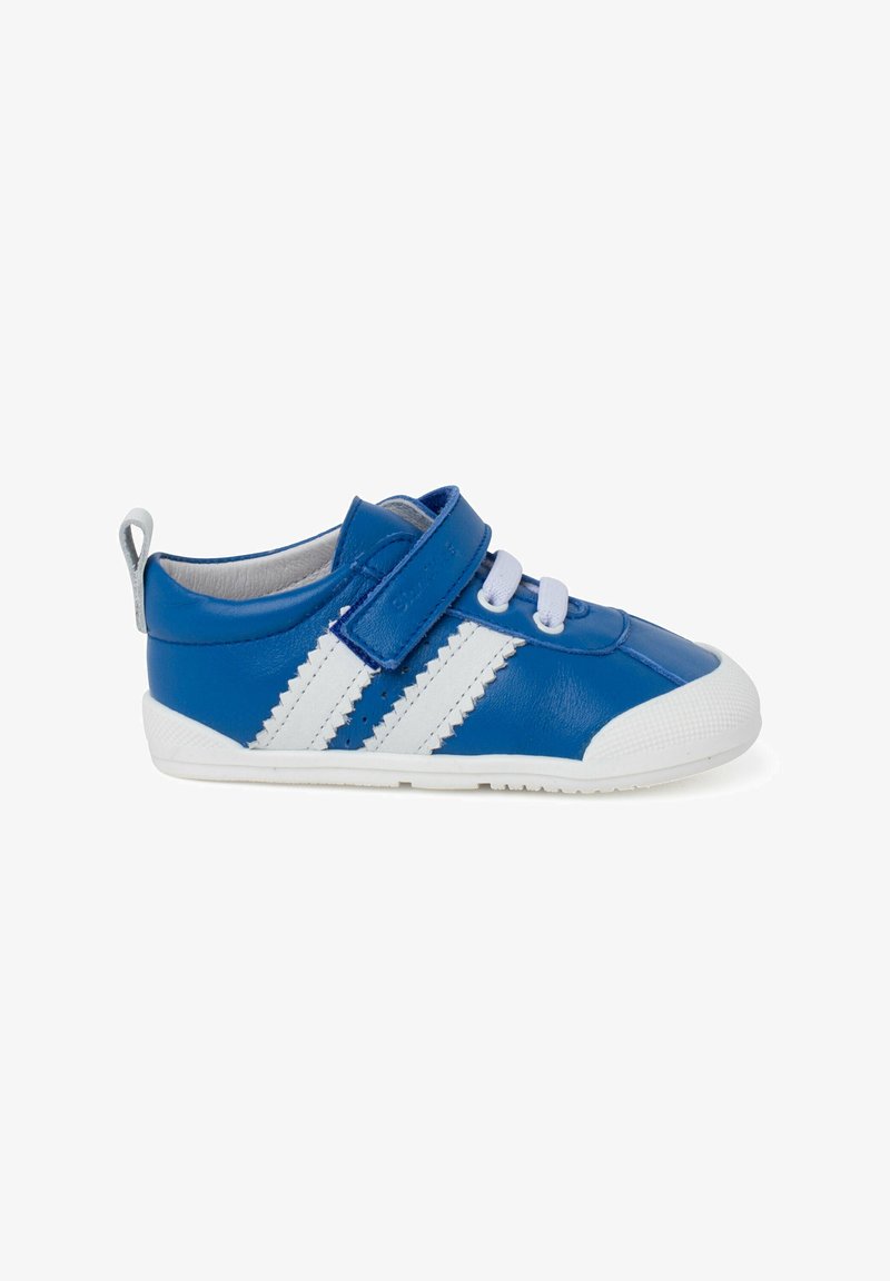 Zapato sintético azul con acentos blancos, que presenta una correa de gancho y lazo y un diseño de cordones. Suela de goma texturizada para tracción.