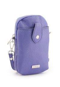 Fioletowa skórzana torebka na ramię o teksturowanym wykończeniu, ze srebrnym okuciem, zamknięciem na zamek błyskawiczny oraz przednią klapą z zapięciem na nap.