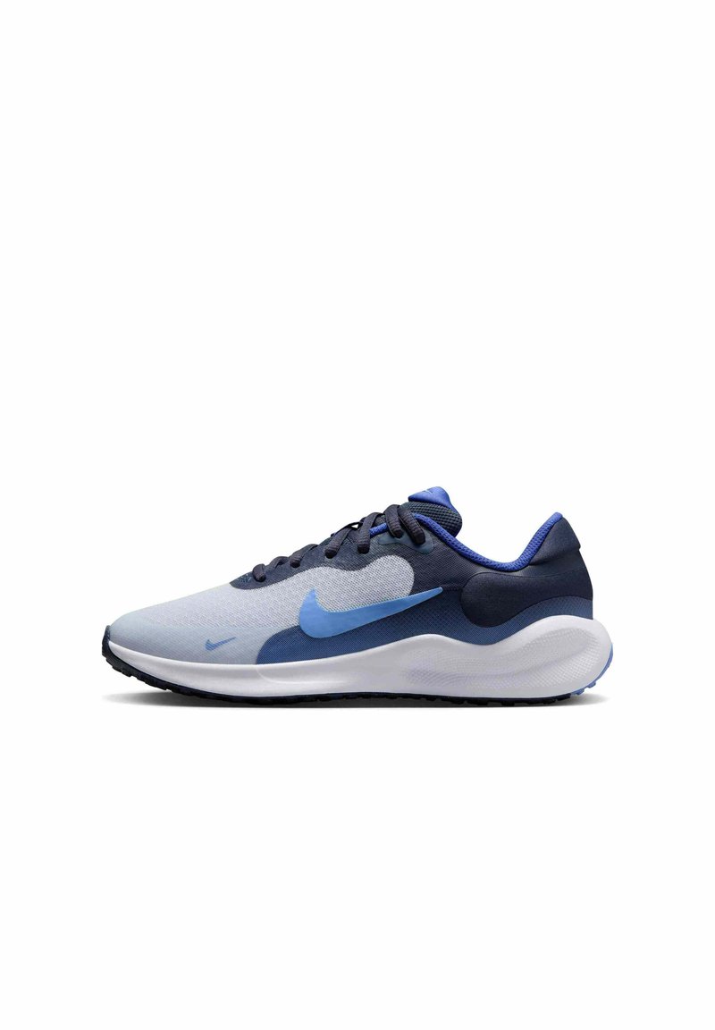 Zapatilla deportiva de color gris claro con acentos en azul y marino, parte superior de malla, cuello acolchado y suela de goma para agarre y flexibilidad.