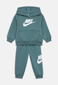 Nevybrané, mineral slate