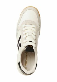 Weißer Sneaker mit grauen Wildlederelementen und schwarzen Seitenstreifen. Verfügt über flache weiße Schnürsenkel und eine strukturierte Gummisohle in Beige.