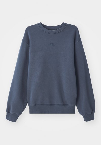 Sweatshirt azul escuro feito de tecido texturizado, com uma gola redonda e punhos canelados. Pequeno logótipo bordado no peito.