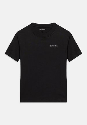 Tricou negru Calvin Klein cu mâneci scurte, guler rotund și logo mic alb Calvin Klein pe pieptul stâng.