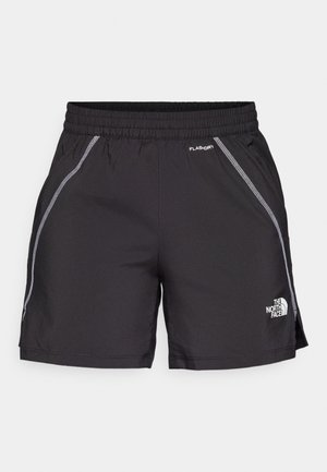 Pantalones cortos deportivos negros fabricados con material ligero, cuentan con una cintura elástica, detalles reflectantes y el logo "The North Face" en el lado izquierdo.
