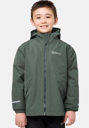 Giacca impermeabile verde realizzata in materiale sintetico, con zip frontale, cappuccio, logo sul petto e polsini elastici.