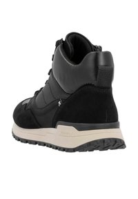 Baskets montantes noires pour le sport, avec un mélange de cuir lisse et de suède, des accents texturés, un col rembourré et une semelle robuste.