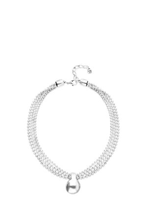 Pulsera plateada de múltiples hilos con cuentas, con un colgante redondo y liso, y cierre de langosta con cadena ajustable.