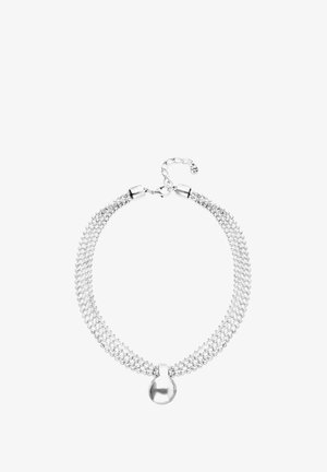 Bracelet argenté à plusieurs rangs de perles avec un pendentif rond lisse et une fermeture à mousqueton avec chaîne réglable.