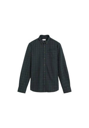 Camisa de cuadros verde y azul marino, con botones y mangas largas, un cuello y un bolsillo en el pecho. Hecha de una tela con una textura suave.