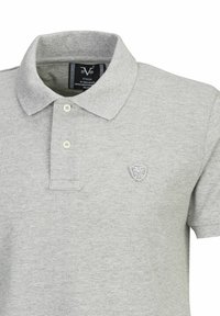 Grijze polo shirt gemaakt van een katoenmix. Kenmerken zijn een klassieke kraag, een placket met twee knopen en een klein geborduurd logo op de borst.