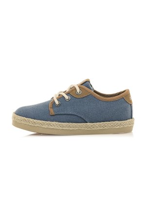 Zapatilla de lona azul con acabados en cuero marrón, puntera redondeada, costuras en contraste y suela de cuerda trenzada. Presenta cordones y ojales de metal.